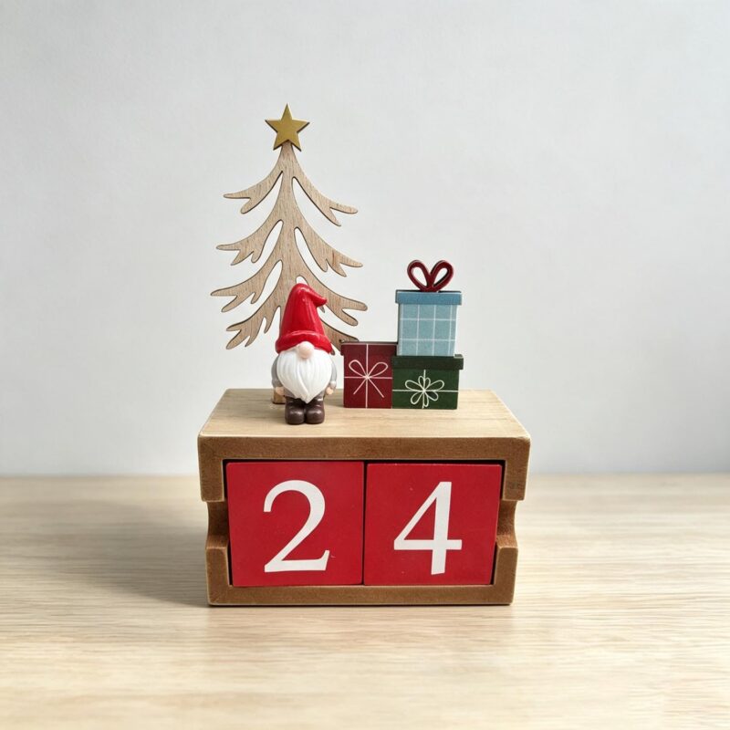 Adventskalender aus Holzklötzen mit Zwerg und ausgeschnittenem Baum</trp-post-contai...